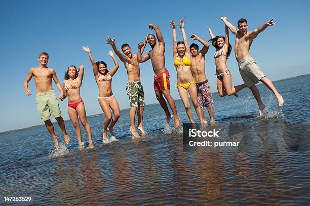 Photo libre de droit de Amusant À La Plage banque d'images et plus d'images libres de droit de Amitié - Amitié, Bonheur, Ciel