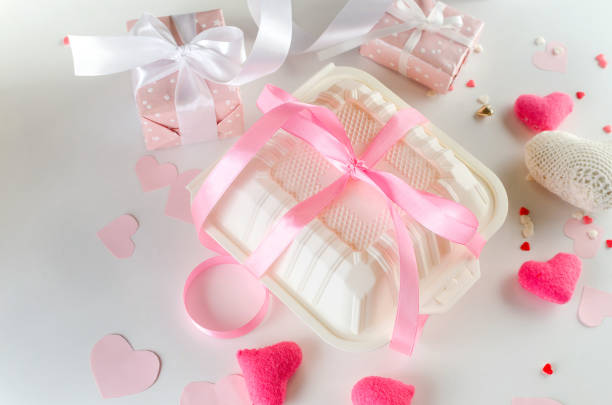 lunch box in plastica con bento cake e nastro rosa su sfondo bianco. - box cake food lunch foto e immagini stock