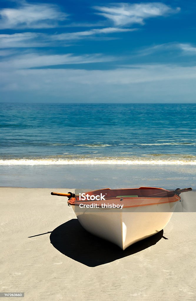 Fileira de barco na praia. - Foto de stock de Abandonado royalty-free