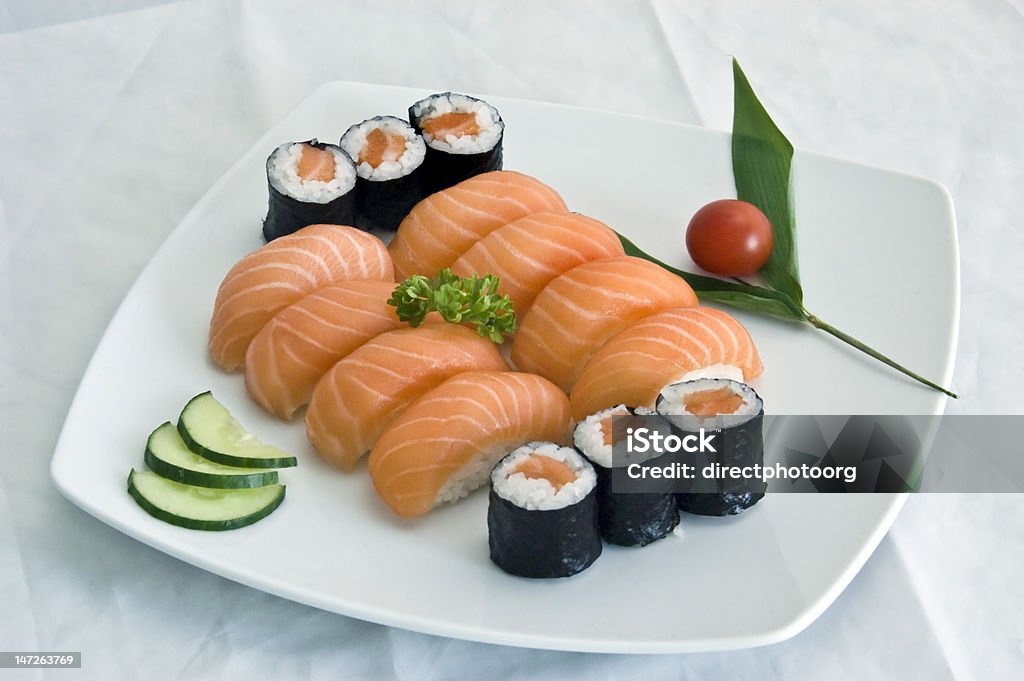 Comida japonesa Sushi de salmón & 6 Maki. - Foto de stock de Alimento libre de derechos
