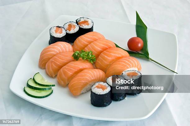 Comida Japonesa Sushi De Salmón 6 Maki Foto de stock y más banco de imágenes de Alimento - Alimento, Arreglar, Asia del Este