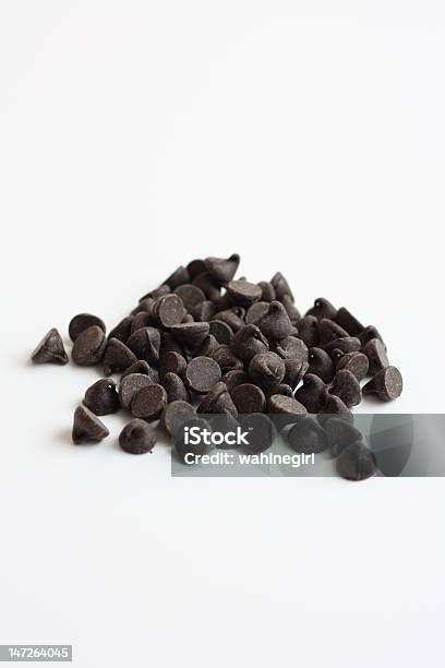 Chips Di Cioccolato Fondente - Fotografie stock e altre immagini di Cioccolato - Cioccolato, Cioccolato scuro, Composizione verticale