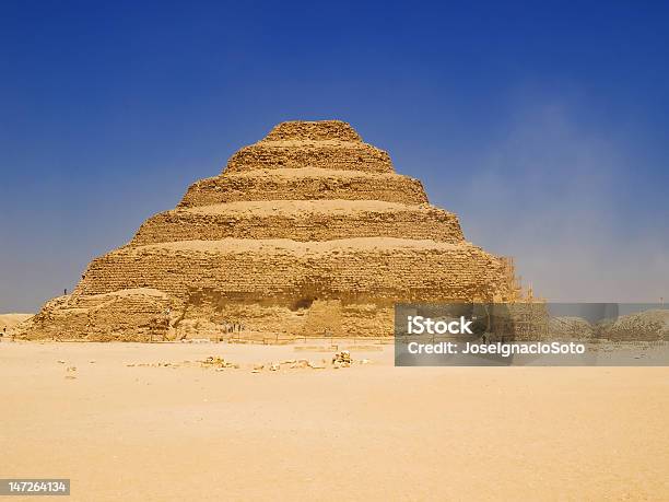 Gran Pirámide Escalonada De Djoser Foto de stock y más banco de imágenes de Pirámide - Estructura de edificio - Pirámide - Estructura de edificio, Arqueología, Arquitectura