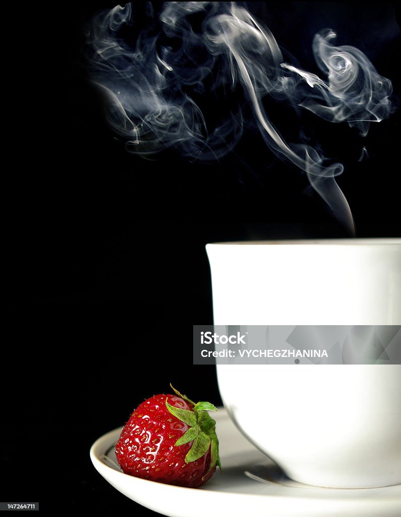 Кофе на черный и клубнику - Стоковые фото Без людей роялти-фри