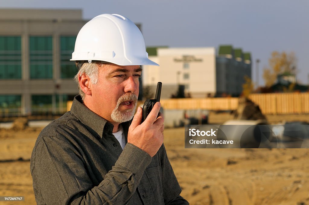 Travailleur de la Construction avec la radio - Photo de 30-34 ans libre de droits