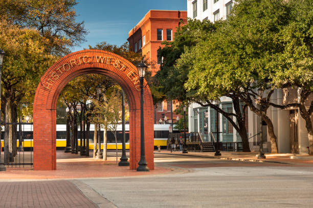 eingang zum historischen west end viertel dallas texas usa - dallas stock-fotos und bilder