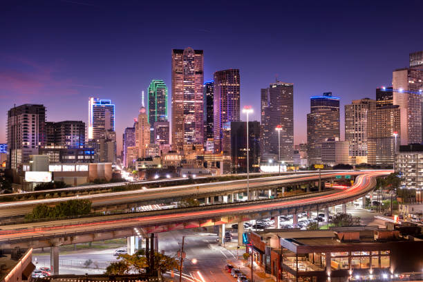 vista del horizonte del centro de la ciudad de los edificios en dallas, texas, ee. uu. - south texas fotografías e imágenes de stock