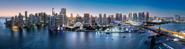 panorama aereo di miami al crepuscolo, florida - miami florida night florida skyline foto e immagini stock