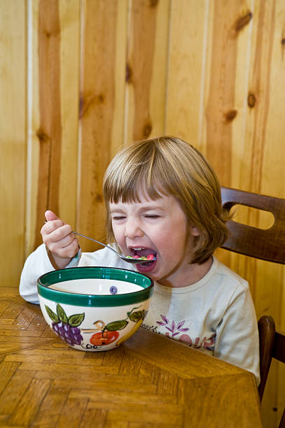 お子様 1 名 - eating cereal student human mouth ストックフォトと画像
