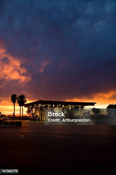 Gasolinera En El Crepúsculo Foto de stock y más banco de imágenes de Gasolinera - Gasolinera, Noche, California