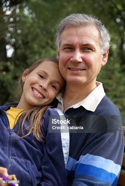 활기참 파더 및 딸이다 토킹 10-11세에 대한 스톡 사진 및 기타 이미지 - 10-11세, 2명, 가족