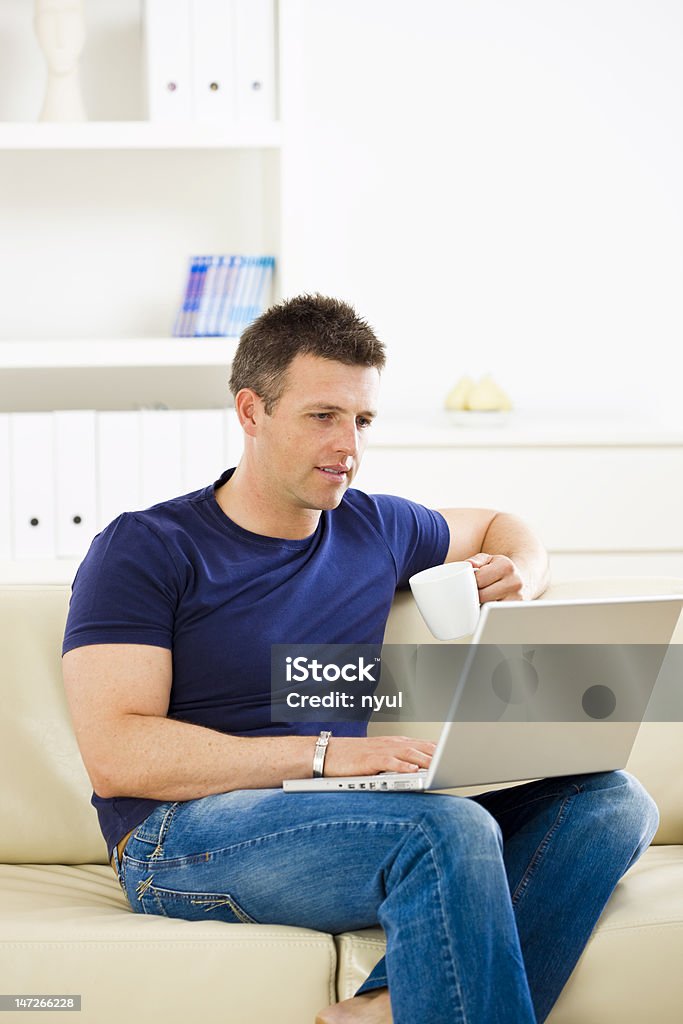働く男性のノートパソコンをご自宅で - 1人のロイヤリティフリーストックフォト