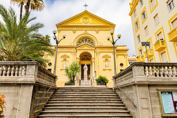 San Remo Charmes de la ville italienne de San Remo en été. Eglise de Cappuccini. san remo italy photos stock pictures, royalty-free photos & images