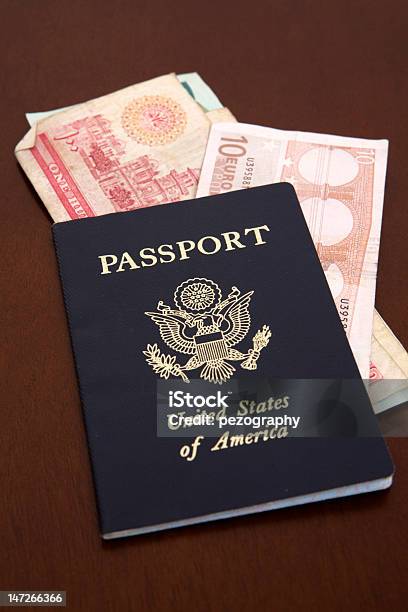Passaporte Com Euro E Dinar - Fotografias de stock e mais imagens de Bilhete de Identidade - Bilhete de Identidade, Documento, EUA