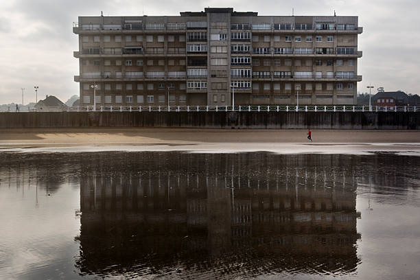 coastal city reflete na praia - foto de acervo