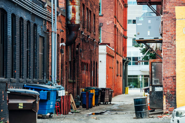 innenstadtgasse - springfield, massachusetts - poverty ugliness residential structure usa stock-fotos und bilder