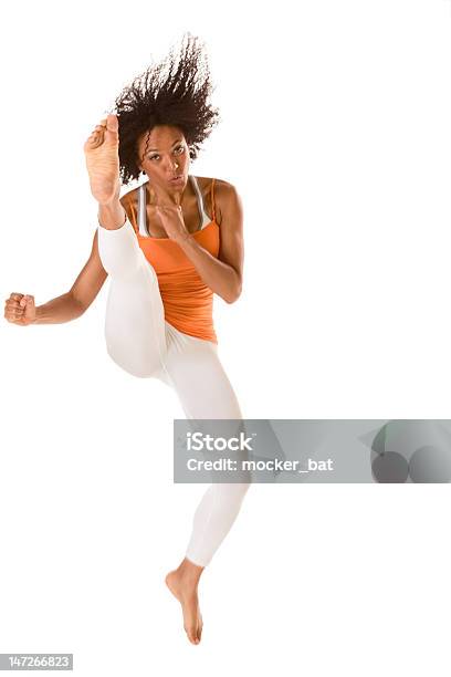 Sportowy Etniczne Fitness Kobieta Skoki I Kopanie Rozmycie Ruchu - zdjęcia stockowe i więcej obrazów Kobiety