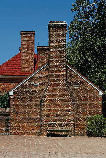 colonial bâtiment en briques et de cheminées - Photo