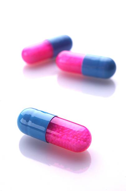 Cápsulas azul e cor-de-rosa - foto de acervo