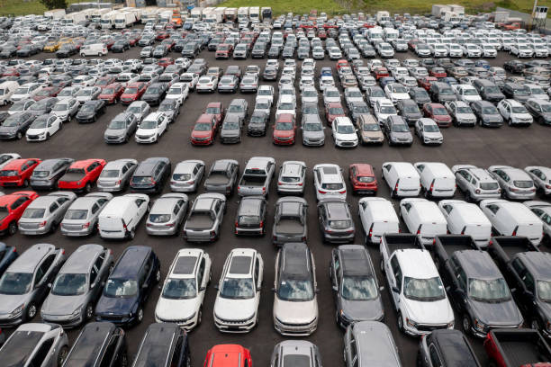 frota de veículos estacionados em uma concessionária de automóveis - car dealership - fotografias e filmes do acervo