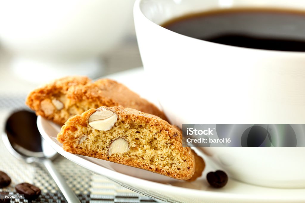 Tasse de café noir et cantuccini - Photo de Aliment libre de droits