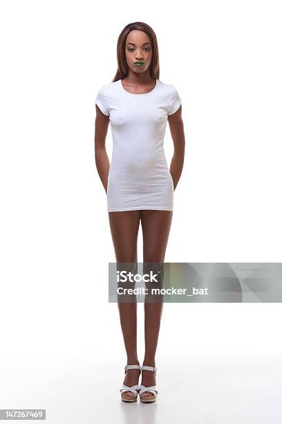 ブラックにホワイトの T シャツの女性細いレッグライン - Tシャツのストックフォトや画像を多数ご用意 - Tシャツ, アフリカ系アメリカ人, 女性