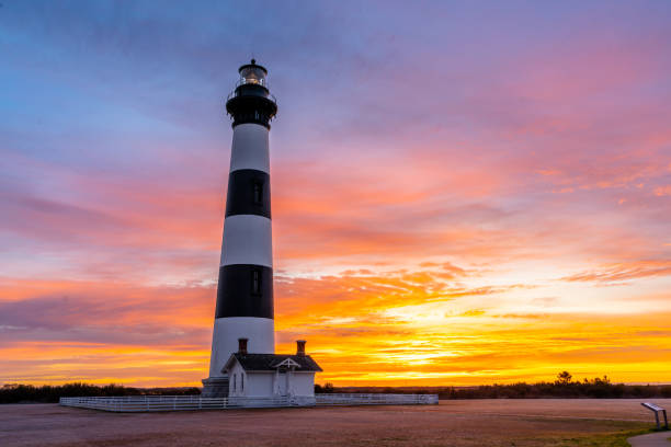 el faro de bodie island al amanecer con muchos colores - arrival beacon blue nautical vessel fotografías e imágenes de stock