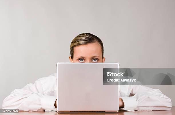Geschäftsfrau Mit Laptop Stockfoto und mehr Bilder von Arbeiten - Arbeiten, Attraktive Frau, Computer