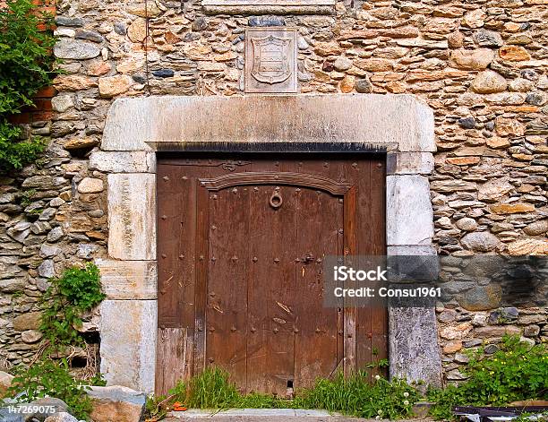 Puerta Foto de stock y más banco de imágenes de Aldea - Aldea, Bloque - Bloque de hormigón, Escena rural