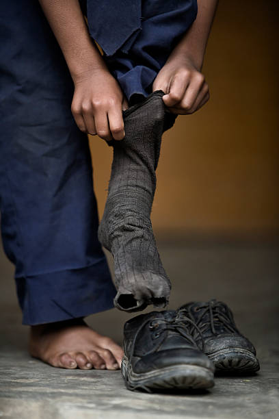 órfão no nepal - india slum poverty family - fotografias e filmes do acervo