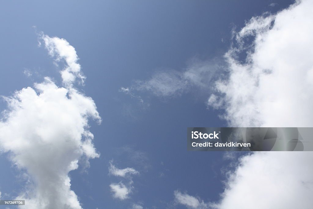 Ciel bleu et nuages cumulus moelleux - Photo de Altocumulus libre de droits