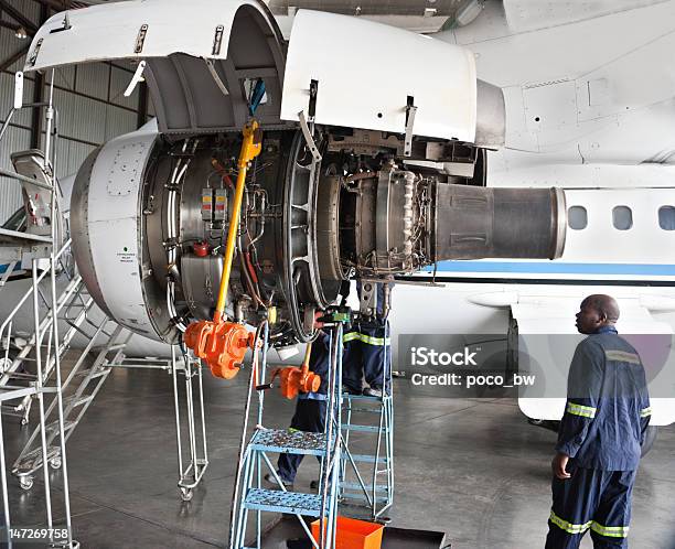 Flugzeuge Wartungsarbeiten Geschlossen Stockfoto und mehr Bilder von Reparieren - Reparieren, Luftfahrzeug, Flugzeugtriebwerk