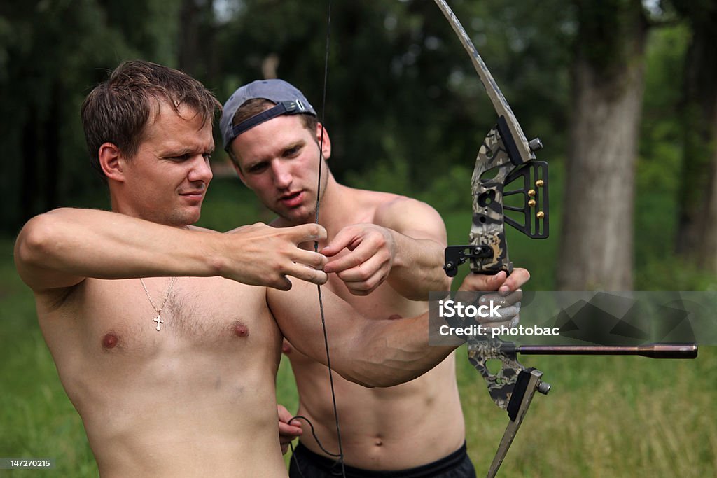 Dos hombres arqueros mongoles en la práctica - Foto de stock de Adulto libre de derechos