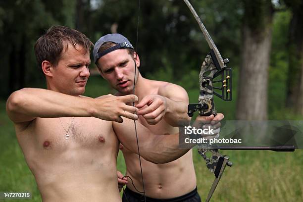 Dos Hombres Arqueros Mongoles En La Práctica Foto de stock y más banco de imágenes de Adulto - Adulto, Adulto joven, Aire libre