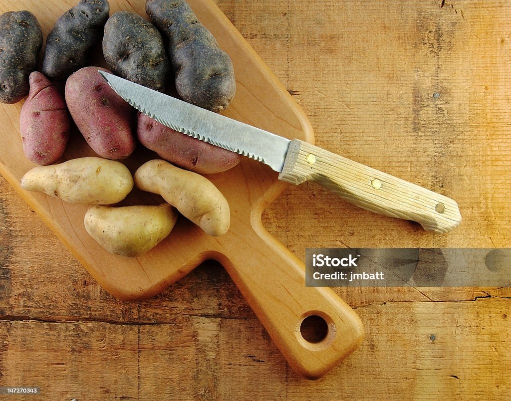 Batatas pequenas com faca - Foto de stock de Batata Fingerling royalty-free