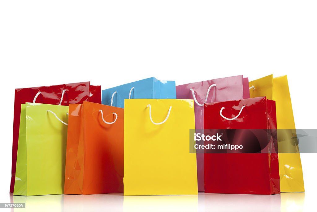 Groupe de sacs colorés sur blanc shopping - Photo de Commerce libre de droits