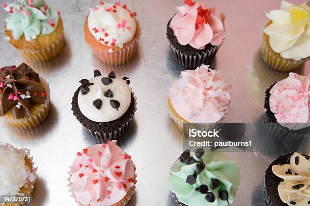 Zwölf Verschiedene Cupcakes Stockfoto und mehr Bilder von Ansicht aus erhöhter Perspektive - Ansicht aus erhöhter Perspektive, Backblech, Bunt - Farbton