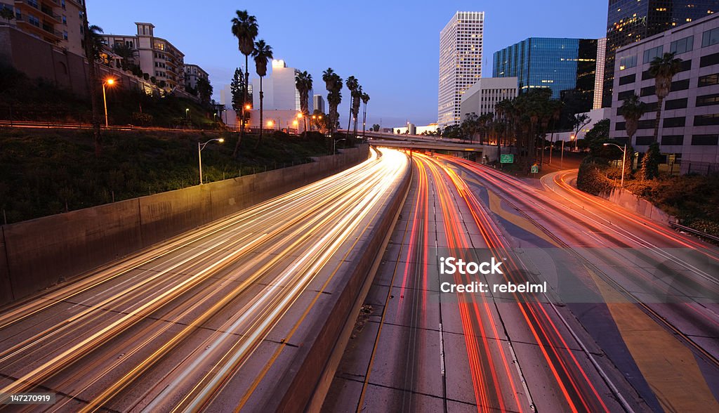 skyline von Los Angeles und freeway - Lizenzfrei Abenddämmerung Stock-Foto