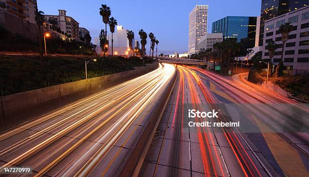 Skyline Von Los Angeles Und Freeway Stockfoto und mehr Bilder von Abenddämmerung - Abenddämmerung, Architektur, Auto