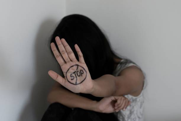 женщина, показывающая знак «стоп» на руках, чтобы расширить права и возможности, осознать насилие, растление, безопасность женщин, преступл - domestic violence стоковые фото и изображения