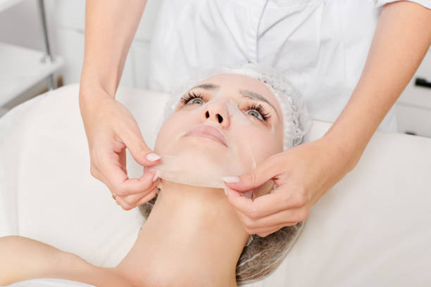 esteticista quitando mascarilla en la cara de la mujer para rehidratar la piel de la cara, procedimiento en salón de belleza - rehydrate fotografías e imágenes de stock