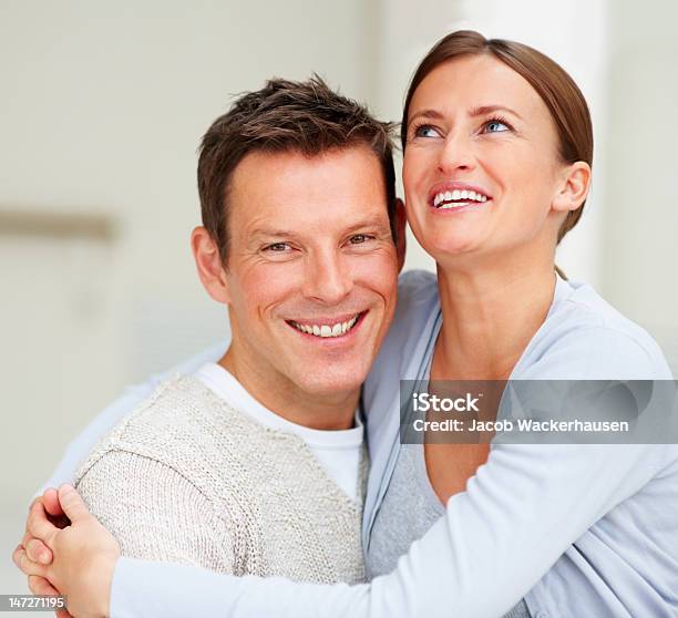 Closeup De Um Jovem Casal Tendo Diversão - Fotografias de stock e mais imagens de 20-24 Anos - 20-24 Anos, 20-29 Anos, Abraçar