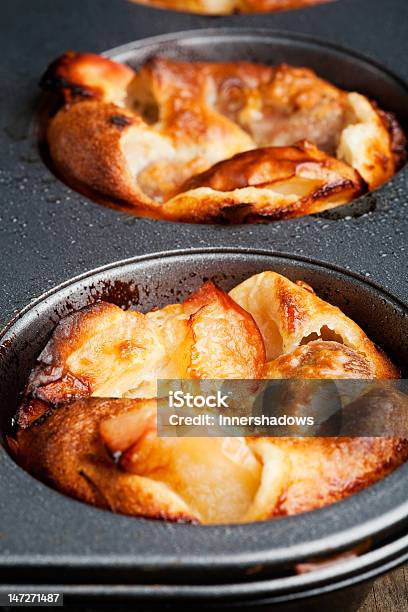 Ropucha W Otworze - zdjęcia stockowe i więcej obrazów Yorkshire pudding - Yorkshire pudding, Bez ludzi, Blacha do pieczenia