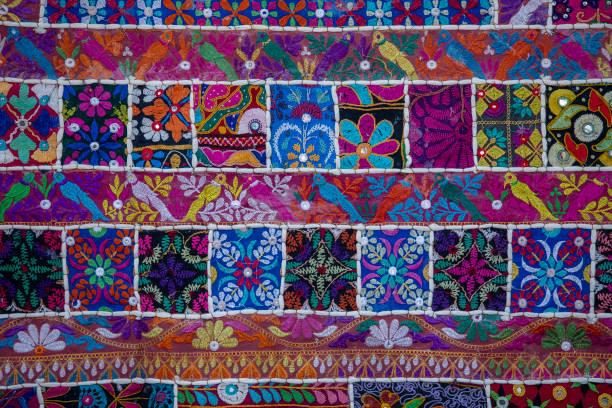 detalle antigua alfombra de patchwork de colores en la india - quilt patchwork pattern indian culture fotografías e imágenes de stock