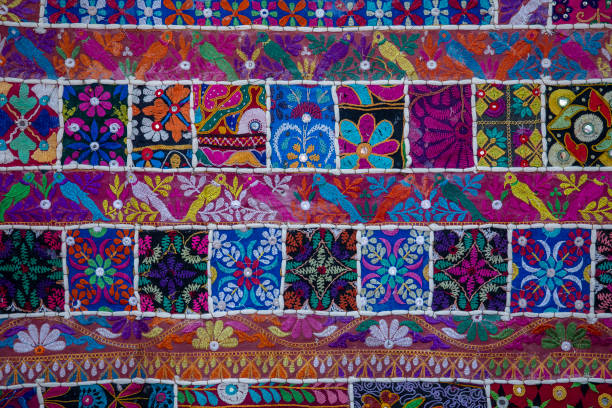 détail vieux tapis patchwork coloré en inde - quilt patchwork pattern indian culture photos et images de collection