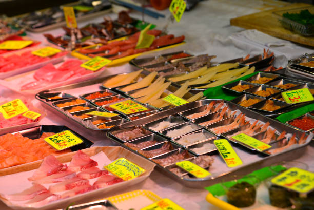 전통 시장에서 생선회 생선회 - salted market supermarket meat 뉴스 사진 이미지