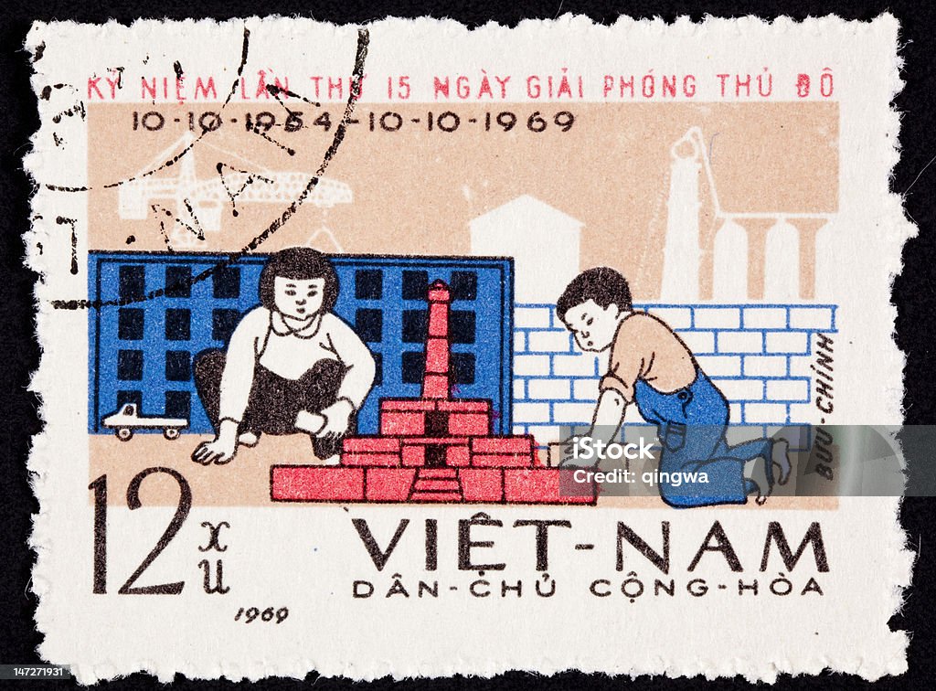 Cancelado North vietnamita sello postal niños jugando con bloques de construcción de la ciudad - Foto de stock de Fábrica libre de derechos