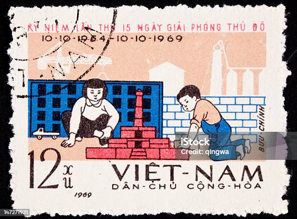 Cancelado North Vietnamita Sello Postal Niños Jugando Con Bloques De Construcción De La Ciudad Foto de stock y más banco de imágenes de Fábrica