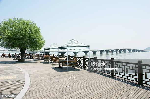 Foto de Terraço De Madeira Ao Ar Livre À Beira Do Lago e mais fotos de stock de Cadeira - Cadeira, China, Curva - Forma