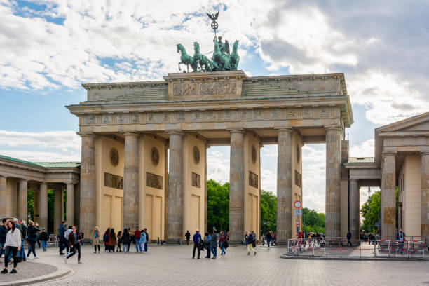ludzie przy bramie brandenburskiej (brandenburger tor) o zachodzie słońca, berlin, niemcy - panoramic international landmark national landmark famous place zdjęcia i obrazy z banku zdjęć